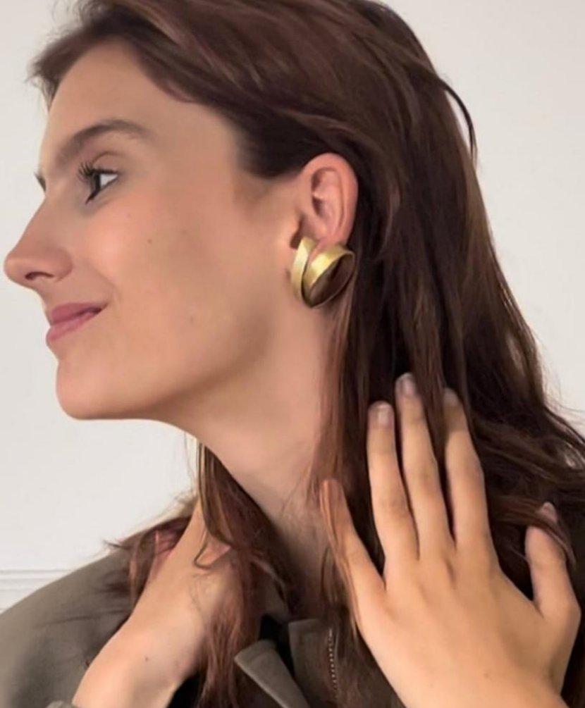 a gold-plated brass ribbon clip earring